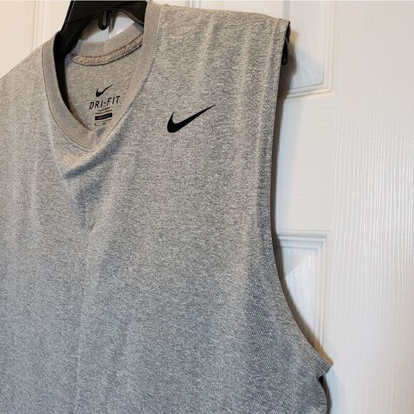 Nike Dri-Fit Training Tank Size Medium - Picture 5 of 7